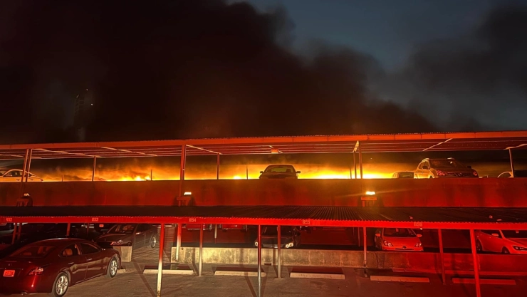 El incendio en el estacionamiento de un complejo de apartamentos en Texas