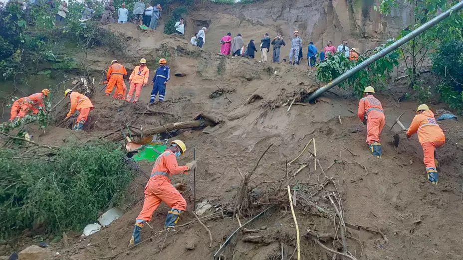 Busqueda de sobrevivientes tras un deslave que impactó autobús en India