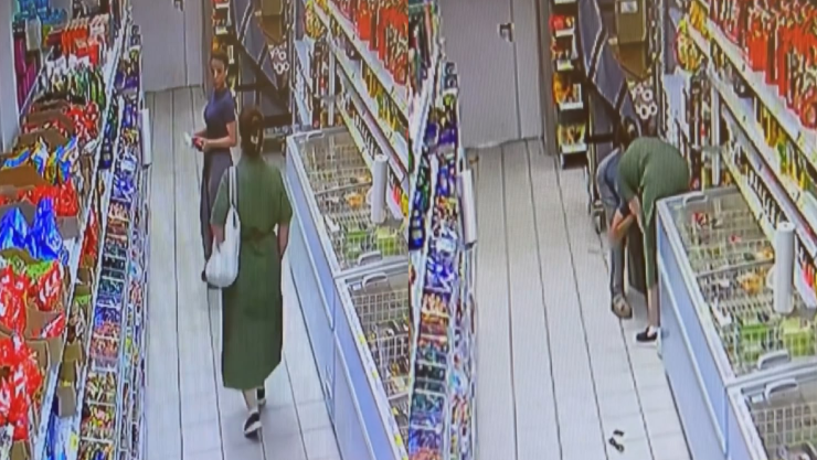 Mujer golpea joven en supermercado de Rusia