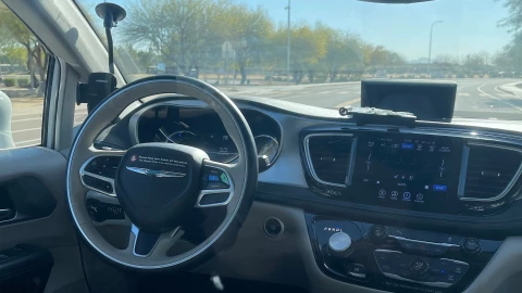 Captura del taxi sin conductor tomado desde el asiento del pasajero