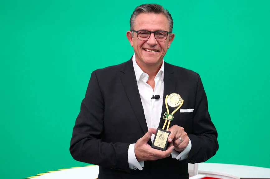 Benjamín Salinas entregó un especial reconocimiento a Jorge Garralda por estos 30 años de A Quien Corresponda