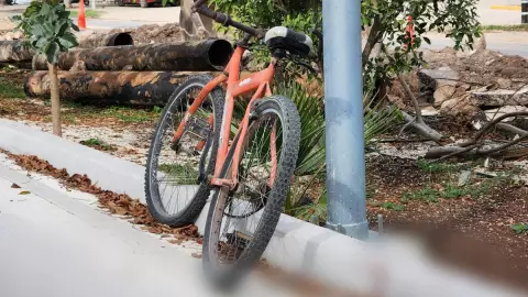 Chófer del Ie-Tram en Mérida arrolla a ciclista y lo deja gravemente herido