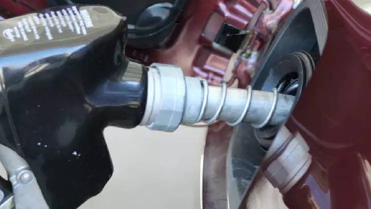 ¿Cuál es la mejor hora para cargar gasolina el coche, te decimos