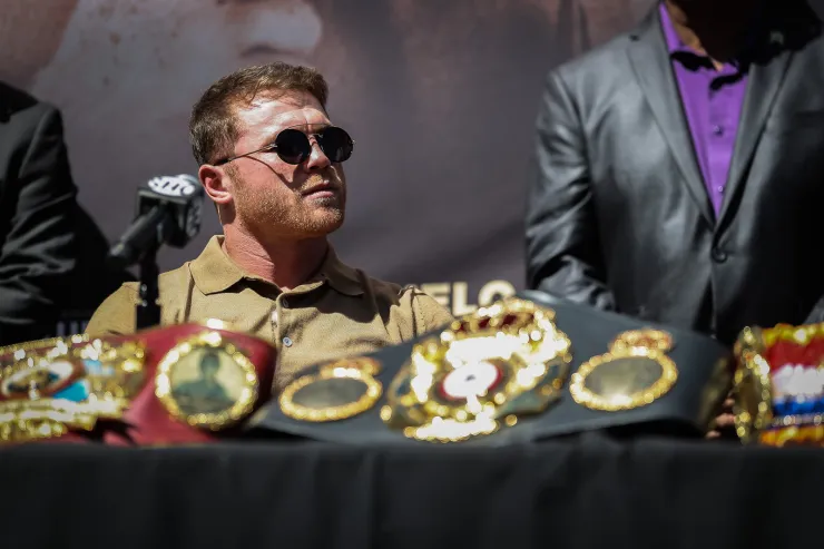 Saúl Canelo Álvarez pelea Caleb Plant conferencia