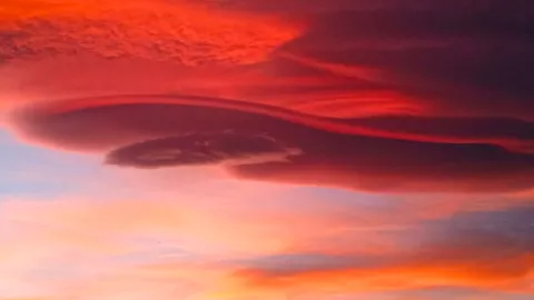 ¿Un ovni? Captan nubes en el cielo en forma en nave espacial