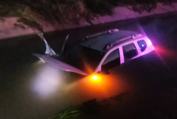 Mujer cae en canal con su camioneta, en Tamazula, Guasave