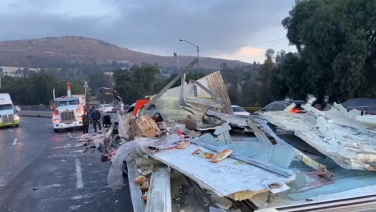 Avenida Jesús Reyes Heroles Tlalnepantla vuelca camión con helado