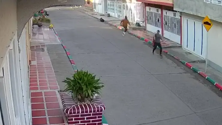 VIDEO_ Hombre mató a su expareja a machetazos en la calle