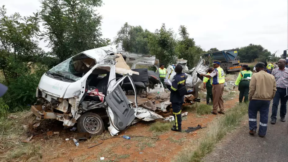 Choque entre un camión y un minibús escolar en Sudáfrica.