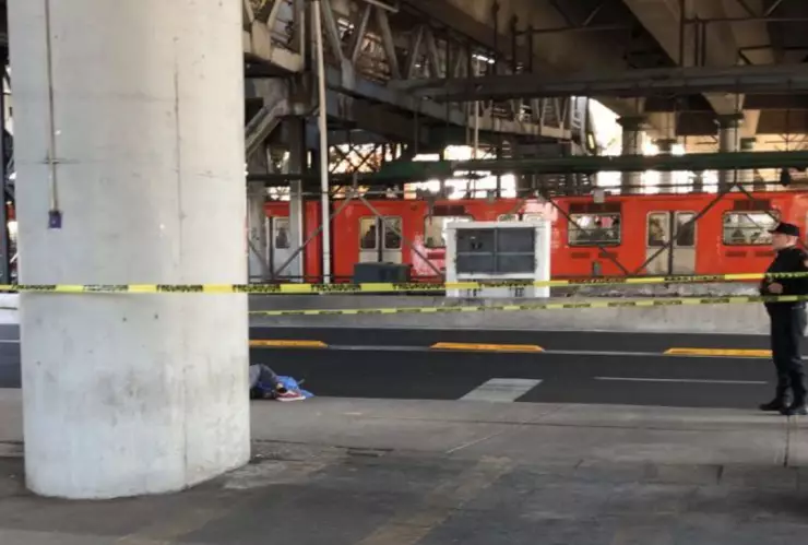 Asaltante intenta huir de la policía, toca vías del Metro CDMX y muere