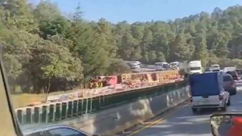Autopista México-Puebla afectada por aparatosa volcadura de tráiler