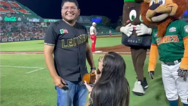 Mujer pide matrimonio a su novio en partido de Leones, VIDEO