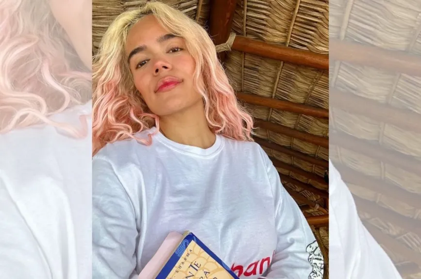 Karol G con un libro.jpg