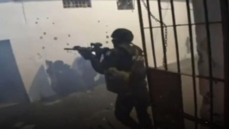 Tragedia en prisión de Machala: 14 muertos tras brutal motín carcelario por bandas criminales. En la imagen se observa el operativo de los agentes de policía.