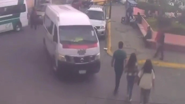Unidad de transporte público atropella a personas en Pachuca