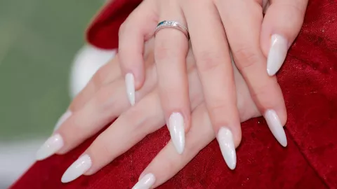 Los 3 tonos de uñas para el Día de las Madres que son elegantes, frescas y serán tendencia el 10 de mayo Blanco Lechoso.jpg