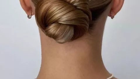 El moño bajo pulido es un peinado elegante y fácil de hacer
