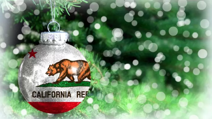 una bola navideña con el logo de la bandera de California