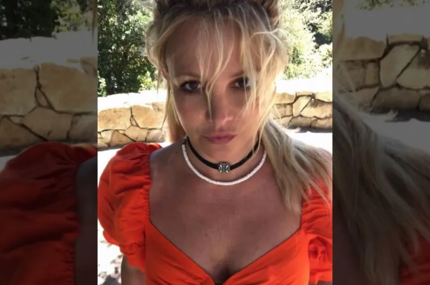 Britney selfie en la playa.jpg