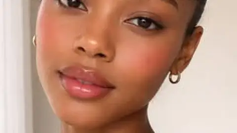 La forma correcta de maquillarse con un solo producto para un look clean girl