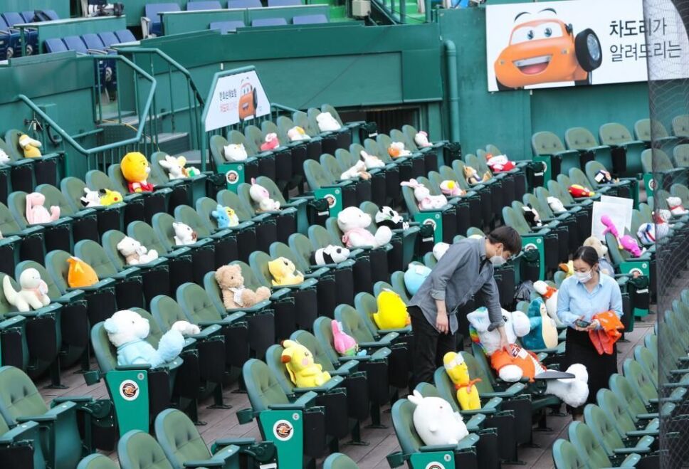 Hanwha Pokemon aficionados en el estadio