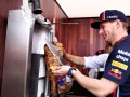 Max Verstappen preparando el trompo de pastor