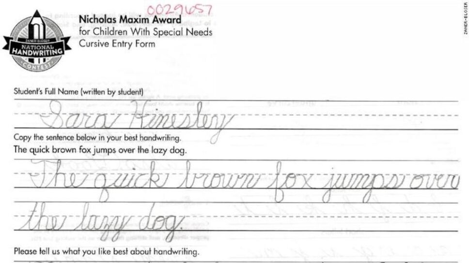 Niña que nació sin manos gana concurso de caligrafía