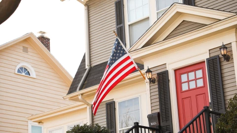 Una vivienda con una bandera estadounidense.