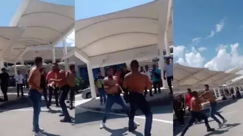 ¡Hasta sin playera! Captan pelea de taxistas en aeropuerto de Cancún.jpg
