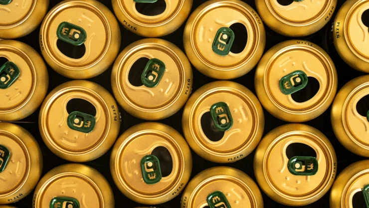 Latas de cerveza abiertas.