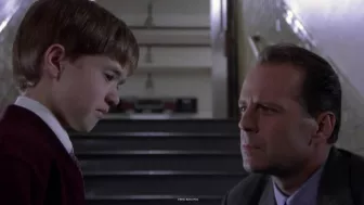 Escena de la película ‘El Sexto Sentido’ (Sixth Sense) con Halley Jeol Osment y Bruce Willis por Azteca 7.