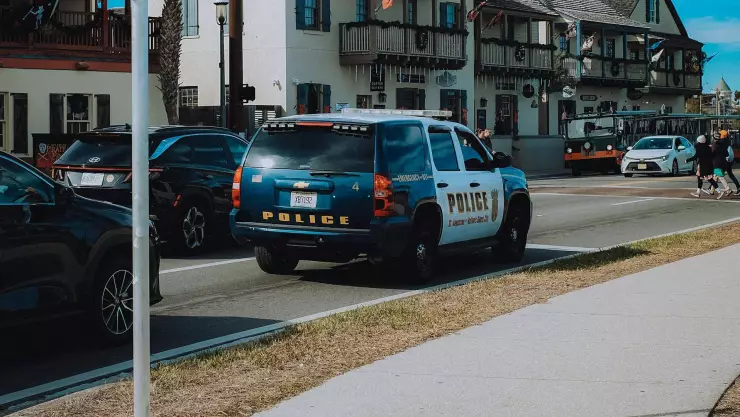 Policías logran esquivar auto