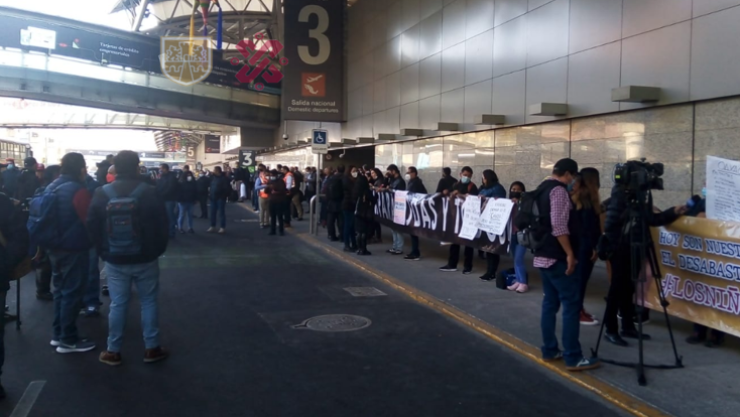 Padres de niños con cáncer bloquean el AICM por segundo día