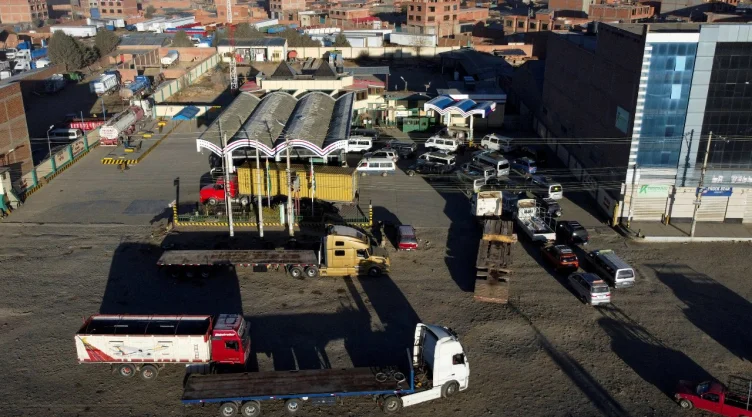 Una vista de un dron muestra camiones y autobuses haciendo fila para comprar diésel en una gasolinera en medio de una crisis económica y escasez de combustible, antes de las elecciones presidenciales de Bolivia el 17 de agosto, en El Alto, Bolivia , el 11 de agosto de 2025.