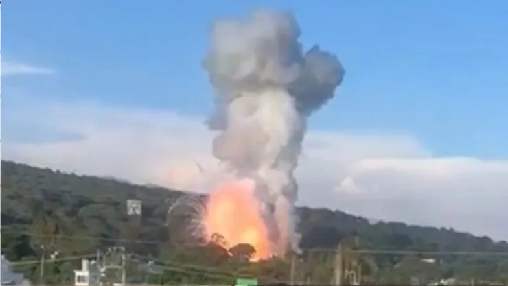 VIDEO: Captan momento de explosión masiva de polvorín; así rescataron a víctimas en Ocotepec, Morelos