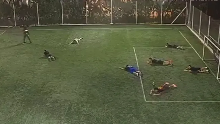 Cámaras cercanas captaron el momento del ataque registrado en esta cancha de fútbol