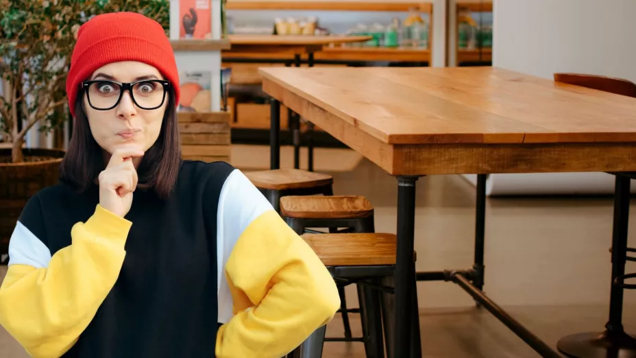 La psicología lo destapa: la silla que eliges en la mesa dice más de ti de lo que imaginas.