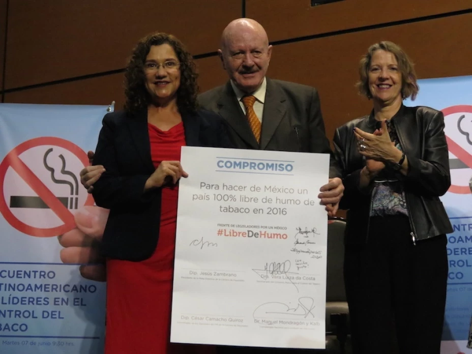 Firma convenio antitabaco