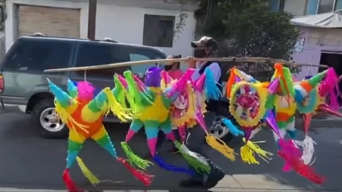 Doña Virginia Espitia y don Isidro Rodríguez caminan hasta tres kilómetros para colgar sus piñatas y poder intercambiar sus productos por despensa.