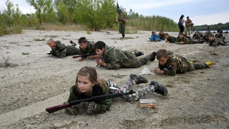 Niños y adolescentes en campamento militar en Rusia.