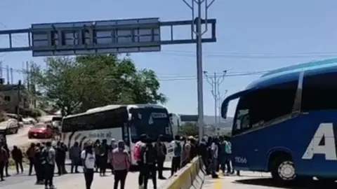 Estudiantes de Ayotzinapa bloquean Autopista del Sol Yanqui Kothan