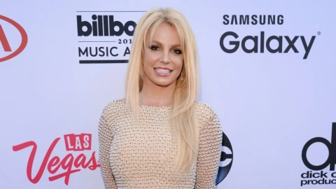 Chimenea de Britney Spears le explota en la cara y se queda sin cejas y pestañas