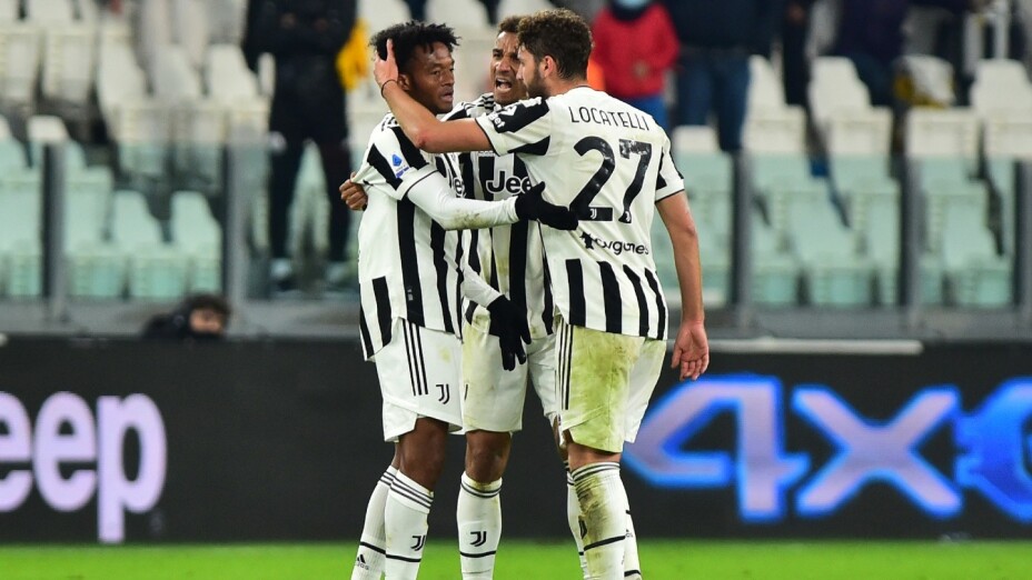 Jugadores de la Juventus celebran con Cuadrado