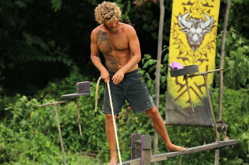 Concentración de Pablo por el collar de inmunidad en Survivor México 2023.