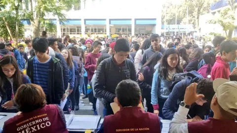 Estudiantes de bachillerato de la UNAM reciben Be Benito Juárez nivel media superior