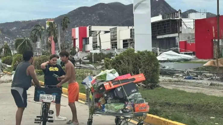 SAQUEOS EN TIENDAS DE ACAPULCO HURACAN OTIS.jpg
