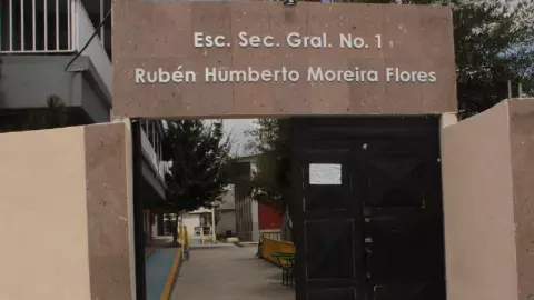 Un alumno apuñaló a su maestra de español luego de que lo regañara.