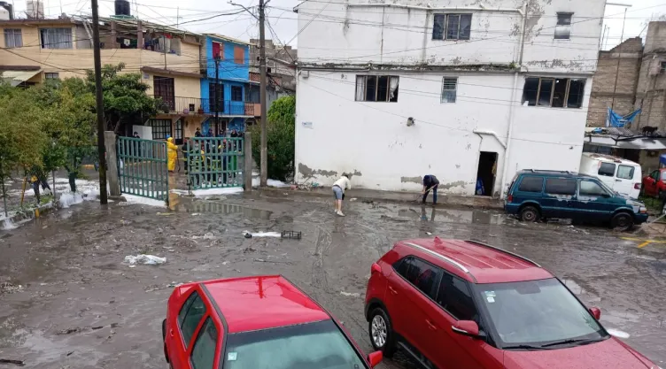 Vecinos realizan labores de limpieza por desborde de presa Los Cuartos en Naucalpan, Edomex.
