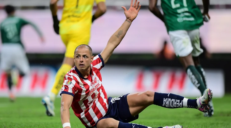 Chicharito Hernández con Chivas