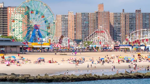 Fotografía de la playa de Coney Island, en Nueva York.